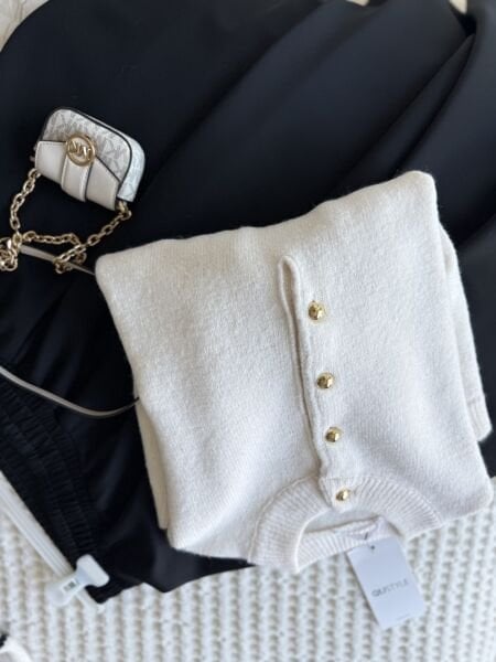 Gold Düğmeli Kazak