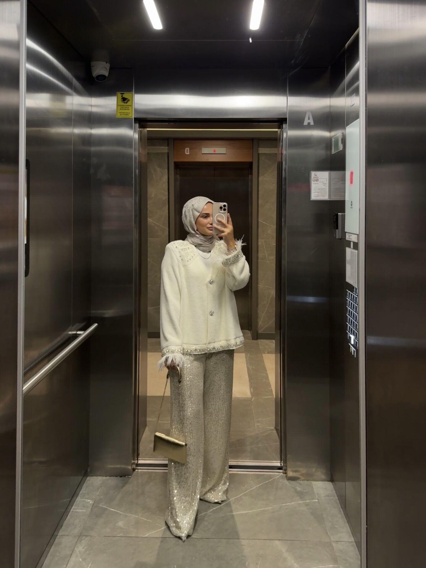 Kolu Tüylü İşlemeli Ceket