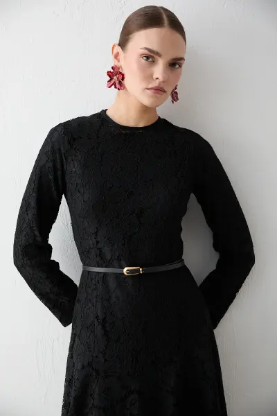 Dantelli Kemerli Elbise